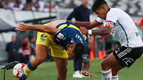 Esteban Pavez forcejea con Rodrigo Contreras.