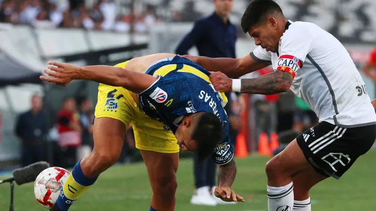 Esteban Pavez forcejea con Rodrigo Contreras.