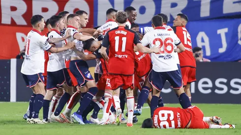 En medio de ese zafarrancho le llegó un combo a Paulo Díaz.