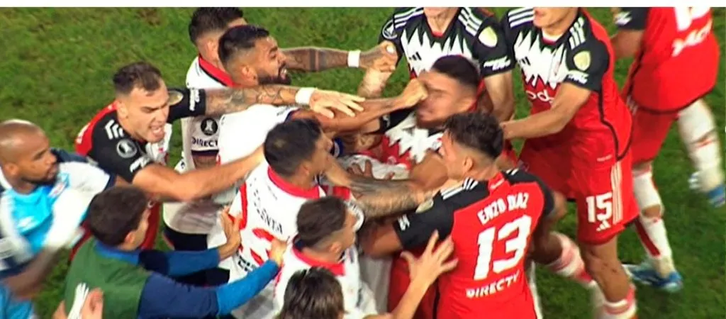 El momento de la agresión, donde llamó el VAR, pero no hubo expulsión.