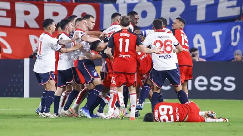 El momento en que Paulo Díaz recibe por parte de los uruguayos.