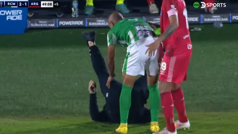 Pablo Guede termina desparramado en el Centenario.