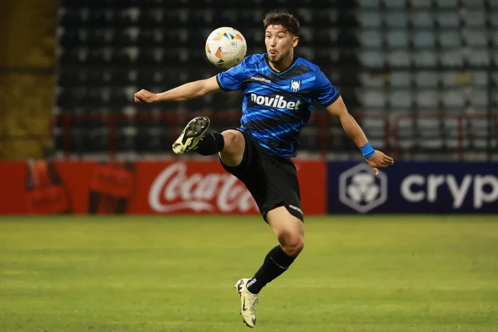 Felipe Loyola controla un balón en Huachipato por la Copa Libertadores. (Eduardo Fortes/Photosport).