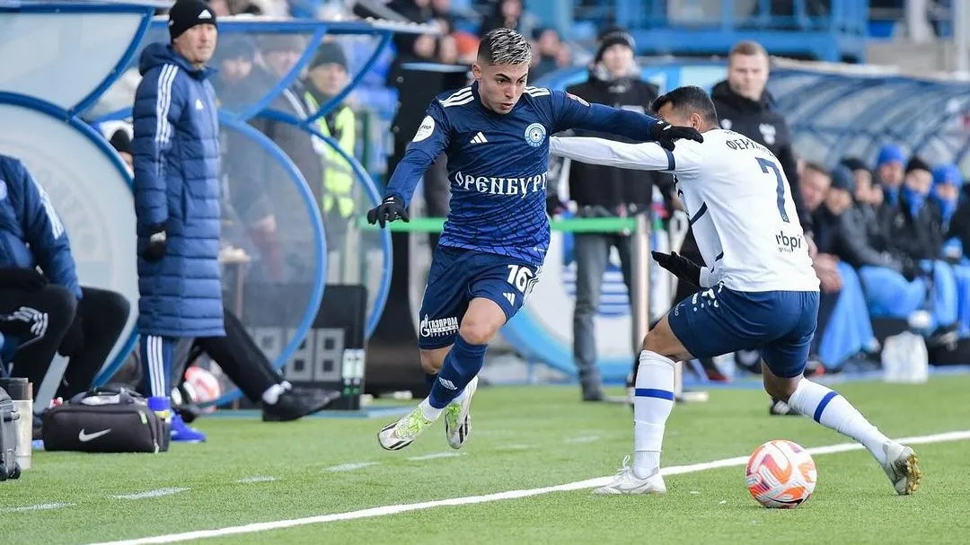 Thompson en una jugada por el Orenburg de Rusia