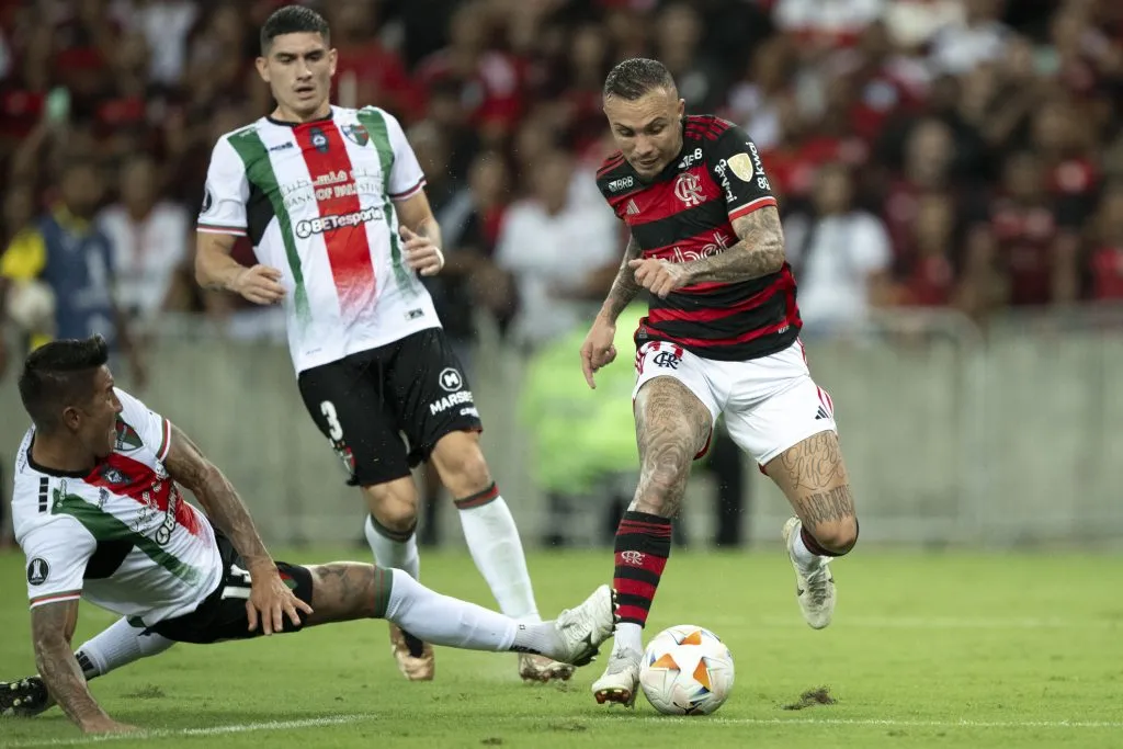 Cristian Suárez intenta frenar a Everton Cebolinha en el Maracaná. (Jorge Rodrigues/AGIF/Photosport).
