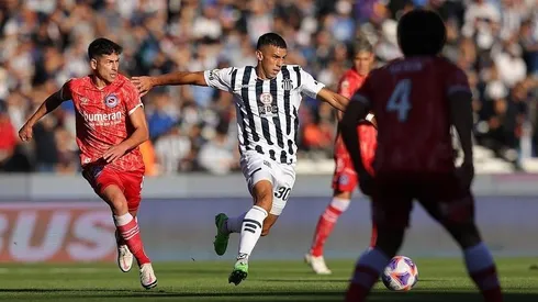 Ulises Ortegoza en acción ante Argentinos Juniors.
