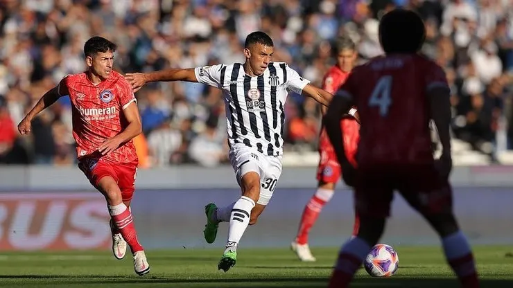 Ulises Ortegoza en acción ante Argentinos Juniors.