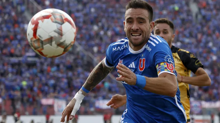 Matías Zaldivia con la jineta de capitán de la U.