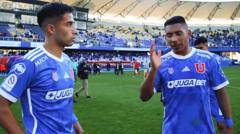 Lucas Assadi escucha atento a su compañero en la U.