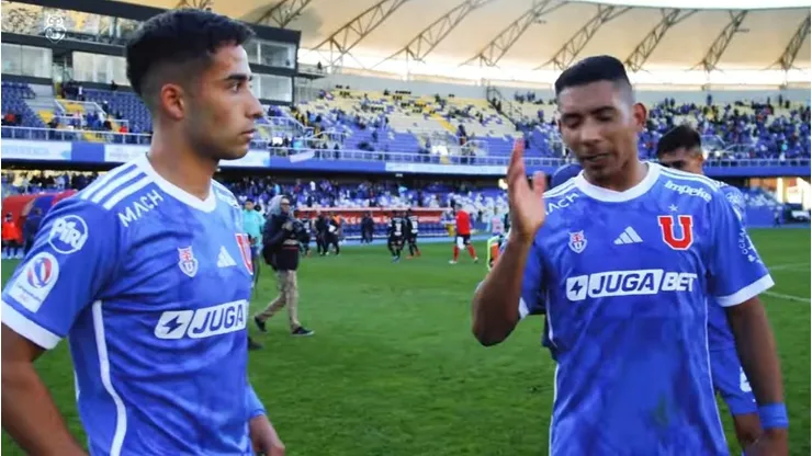Lucas Assadi escucha atento a su compañero en la U.