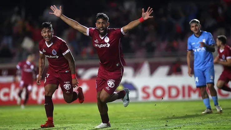 Lucas Alarcón celebró para Deportes La Serena.