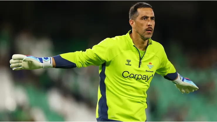 Claudio Bravo vive días de definiciones y recibe una oferta de la MLS
