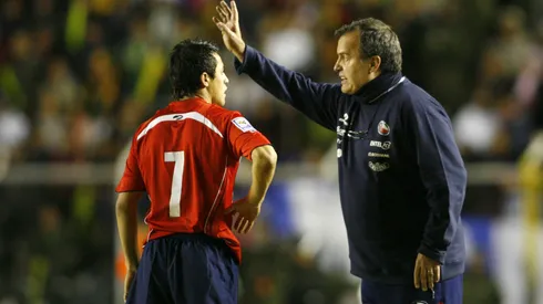 Alexis Sánchez recibe indicaciones de Bielsa en La Paz, Bolivia.