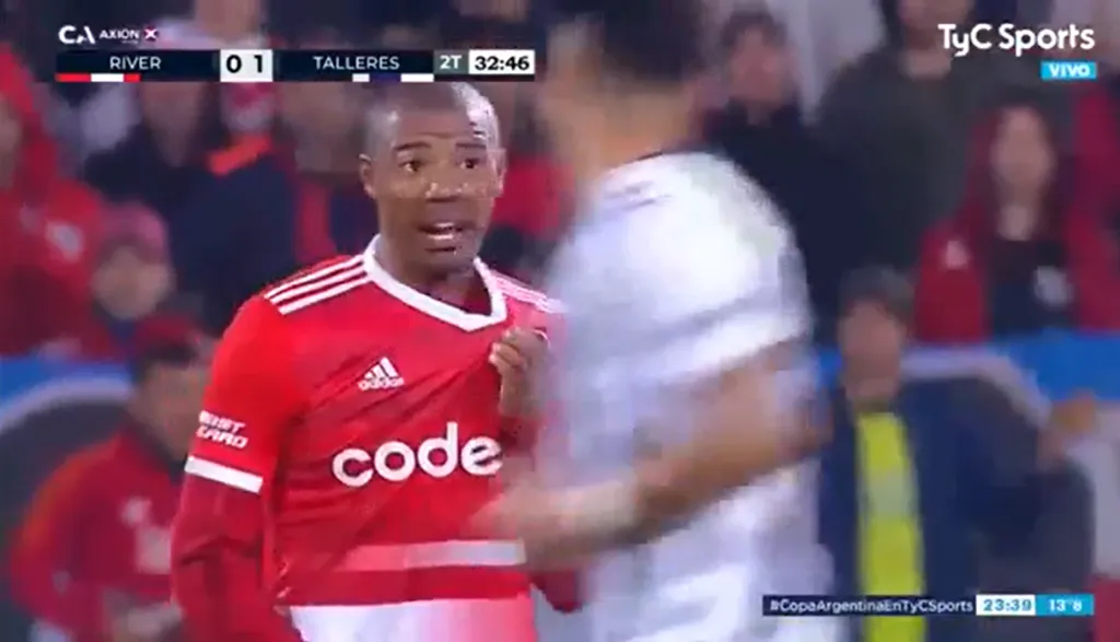 Nicolás de la Cruz encara a Ulises Ortegoza. (Captura TyC Sports).