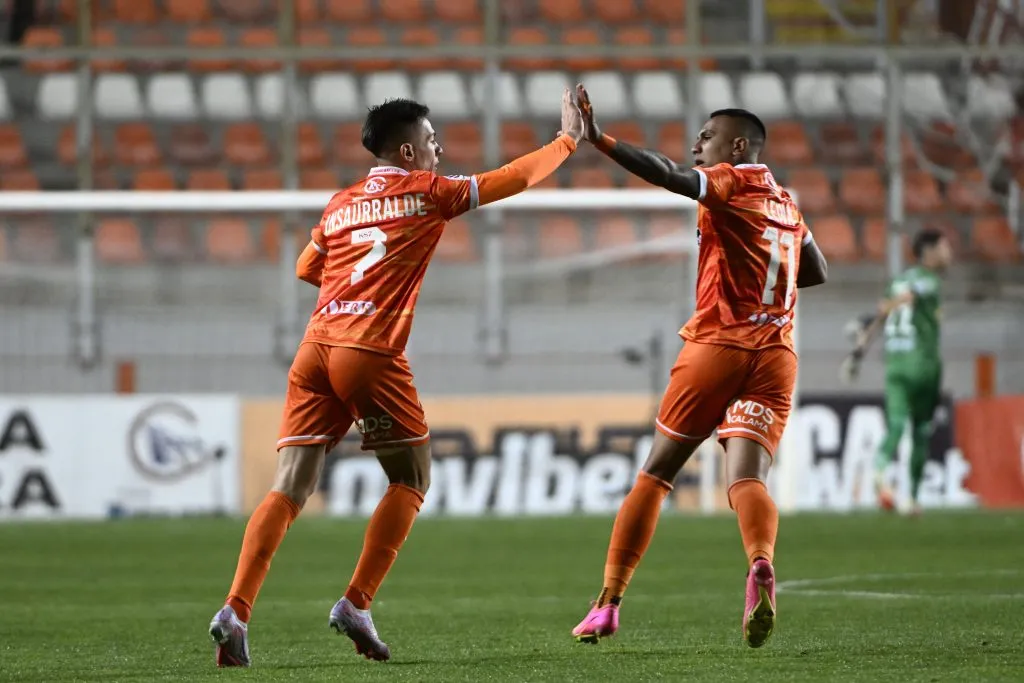 Insaurralde y Leiva celebran el gol ante Everton. (Pedro Tapia/Photosport).