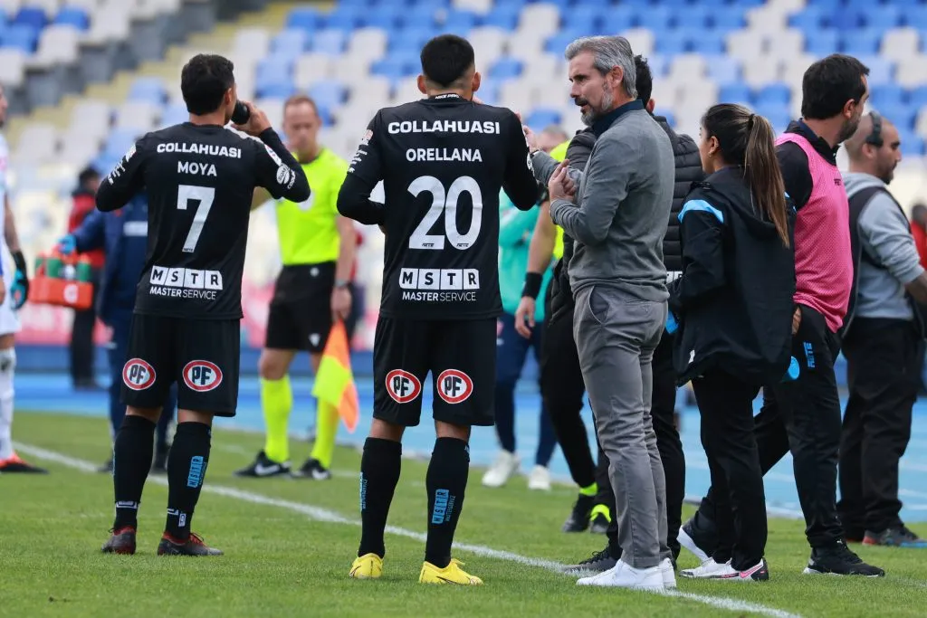 Miguel Ramírez reparte indicaciones en Concepción. (Eduardo Fortes/Photosport).