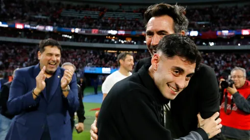 Javier Altamirano se abraza con el DT de Estudiantes. Fue premonitor del autor del gol Pincharrata en el tiempo regular.