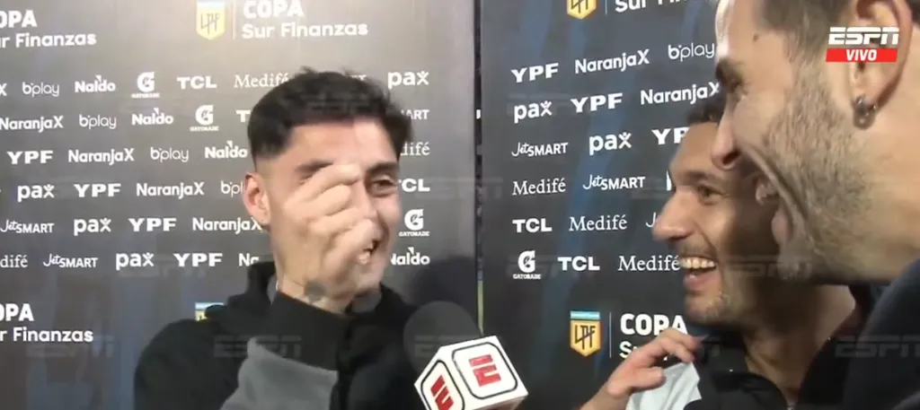 Javier Altamirano y el gesto de celebración que le pidió a Mancuso. (Captura Fútbol 1 | ESPN).