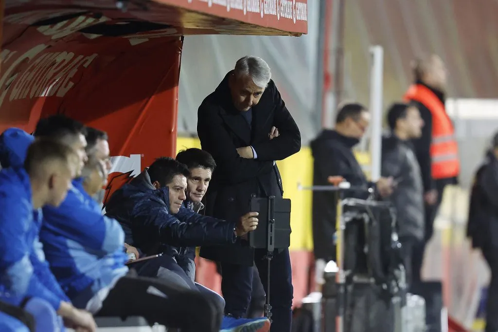 Tiago Nunes chequea imágenes en el partido ante Unión Española. (Pepe Alvujar/Photosport).