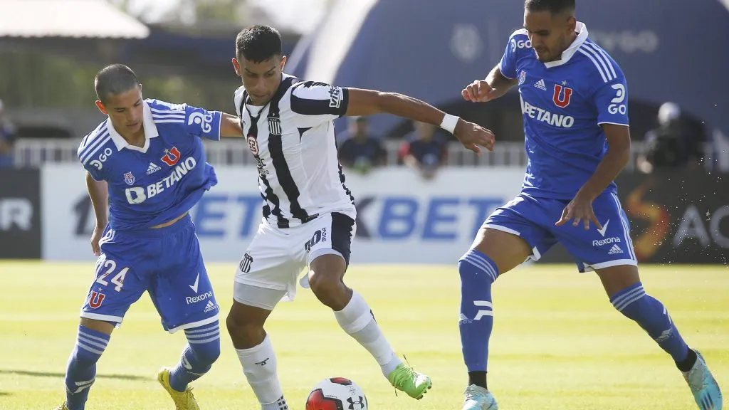 Ulises Ortegoza en acción durante un amistoso de Universidad de Chile frente a Talleres en el CDA.