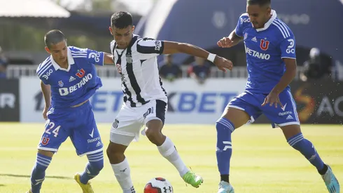 Ulises Ortegoza en acción durante un amistoso de Universidad de Chile frente a Talleres en el CDA.