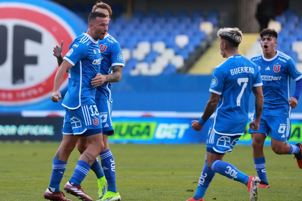 Otra imagen de la celebración de Luciano Pons. (Eduardo Fortes/Photosport).