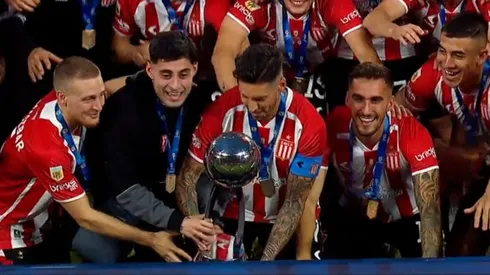 Javier Altamirano fue el encargado de levantar la copa de campeón en Estudiantes de La Plata.