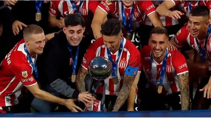Javier Altamirano fue el encargado de levantar la copa de campeón en Estudiantes de La Plata.