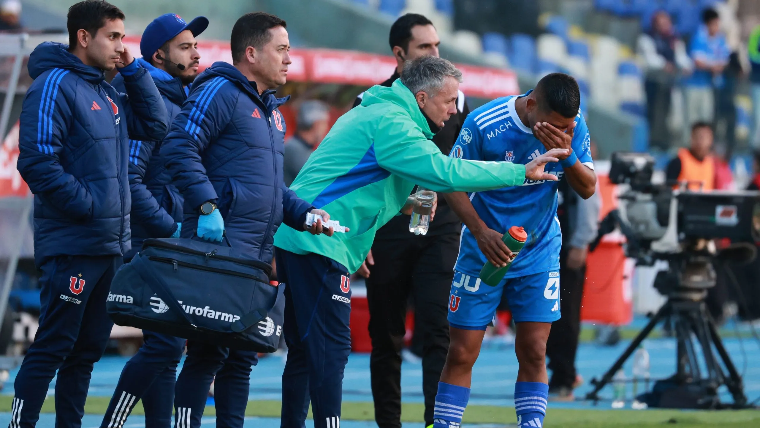 Gustavo Álvarez habla con el Chorri Palacios en el Ester Roa Rebolledo. (Eduardo Fortes/Photosport).