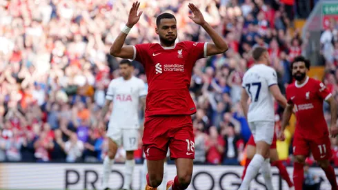 Liverpool goleó al Tottenham y sigue en la lucha por el liderato de la Premier.