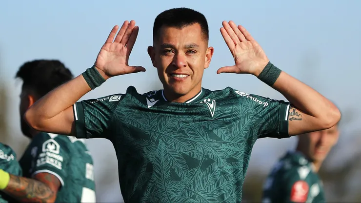 Carlos Muñoz celebró por Wanderers, tal como lo hizo por Colo Colo.
