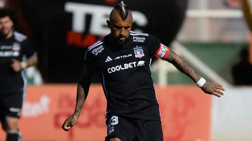 Arturo Vidal con la jineta de capitán en el brazo izquierdo.