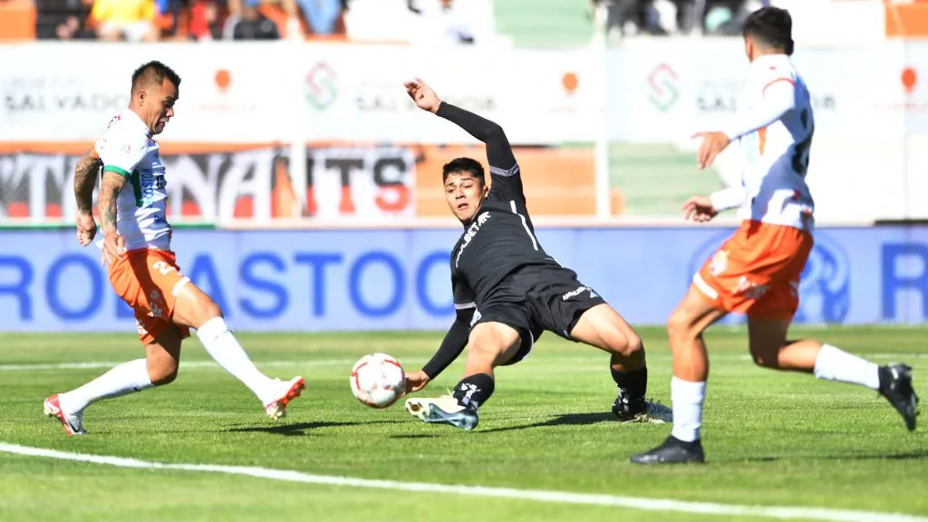 Pizarro demoró segundos, otra vez, para poner en ventaja a Colo Colo.