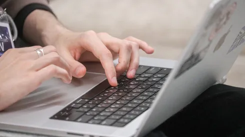 Persona trabajando en un notebook