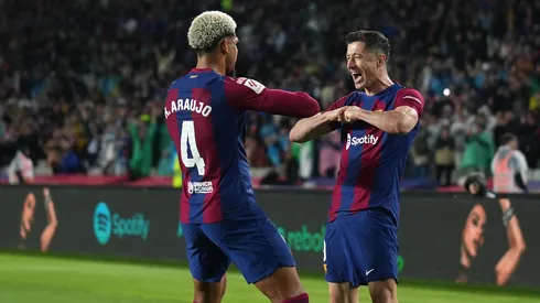 Araujo y Lewandowski festejan un gol de Barcelona.