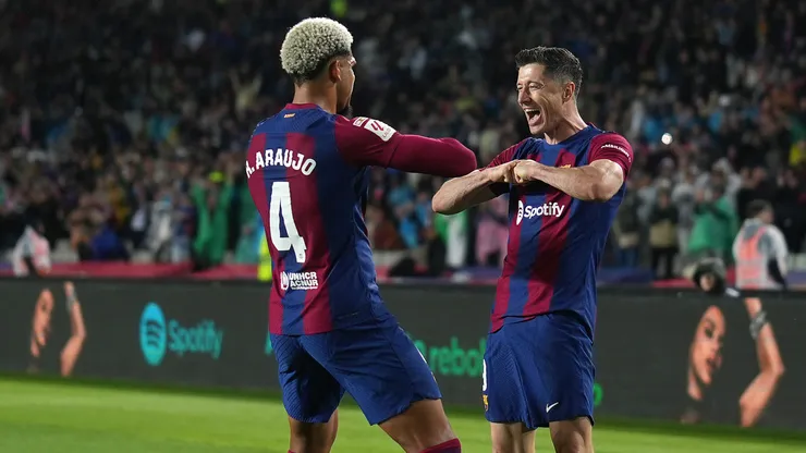 Araujo y Lewandowski festejan un gol de Barcelona.