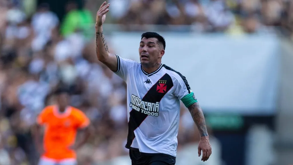 La prensa brasileña destacó los números de Gary Medel para mejorar la defensa de Vasco da Gama. Foto: IMAGO.