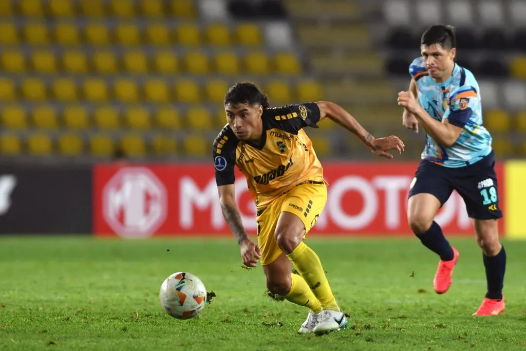 Luciano Cabral en acción por Coquimbo Unido frente a Sportivo Luqueño en la Copa Sudamericana. (Alejandro Pizarro Ubilla/Photosport).