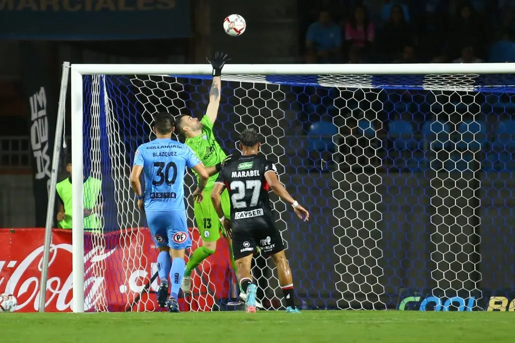 Daniel Sappa despejó un centro de Bryan Carrasco que casi terminó dentro de la portería. (Alex Diaz/Photosport).