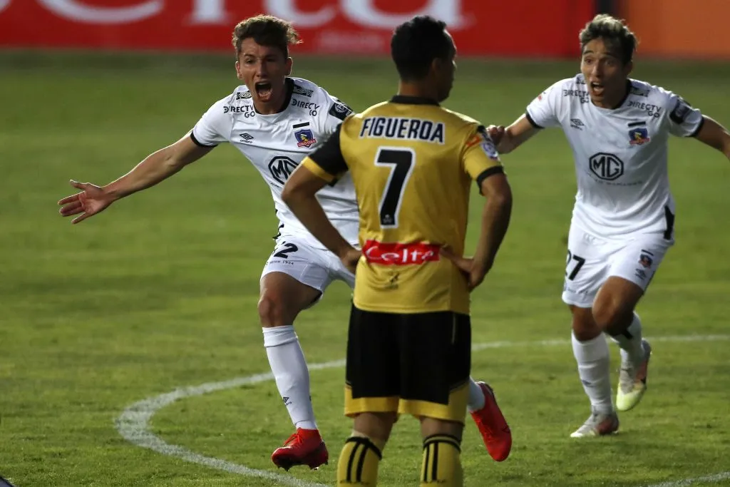 Luciano Arriagada marcó en el debut de Gustavo Quinteros como DT de Colo Colo. A su espalda celebra Branco Provoste, otro jugador surgido de las inferiores albas. (Andres Pina/Photosport).