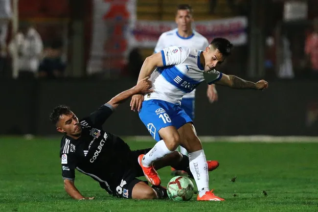 Alexander Aravena salió del equipo titular de Universidad Católica de la mano de Tiago Nunes. | Foto: Getty Images.