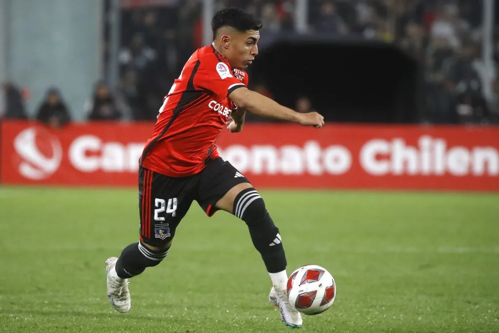 Jordhy Thompson en acción por Colo Colo. (Jonnathan Oyarzun/Photosport).