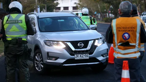 Santiago, 02 de mayo 2024 En el marco del primer día de funcionamiento de la restriccion vehicular en la Región Metropolitana, el ministro de Transportes y Telecomunicaciones, junto con la alcaldesa de Nunoa, la jefa de Zona, Tránsito, Carreteras y Seguridad Vial, general el jefe del Programa Nacional de Fiscalización, Óscar Carrasco, y el seremi del MTT de la RM, fiscalizan el cumplimiento de la medida que busca mejorar la calidad del aire en el gran Santiago. Javier Salvo/Aton Chile