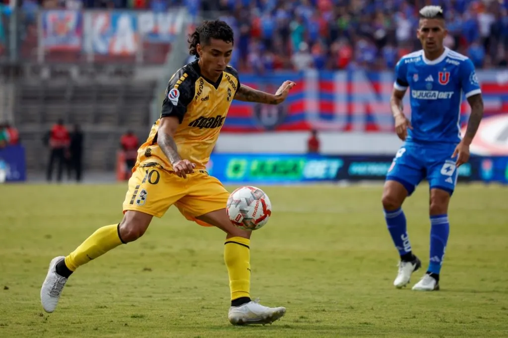 Luciano Cabral en acción con Coquimbo ante Universidad de Chile (Photosport)