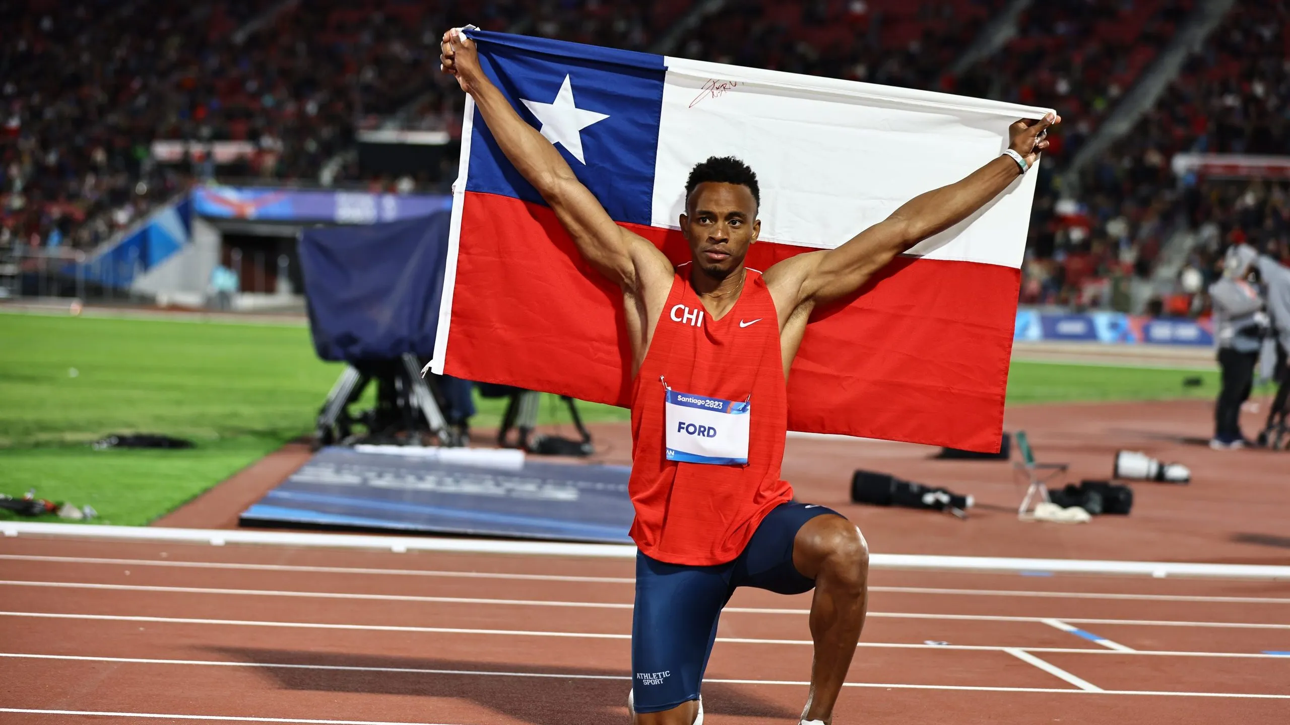 Santiago Ford tuvo que competir con una garrocha prestada y cedió terreno en la clasificación a París 2024 | Photosport