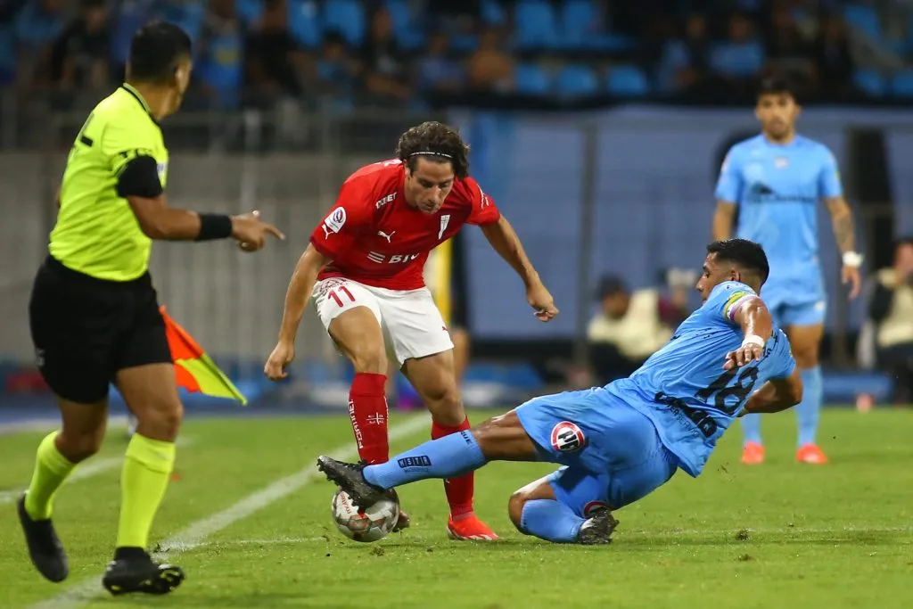 Hans Salinas le traba un balón a Clemente Montes en la derrota iquiqueña frente a la UC. (Alex Diaz/Photosport).