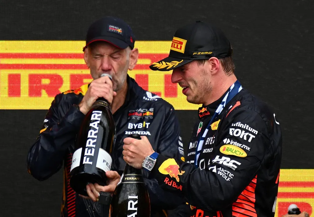 Adrian Newey celebra junto a Max Verstappen una victoria en el Gran Premio de Países Bajos. (Clive Mason/Getty Images).