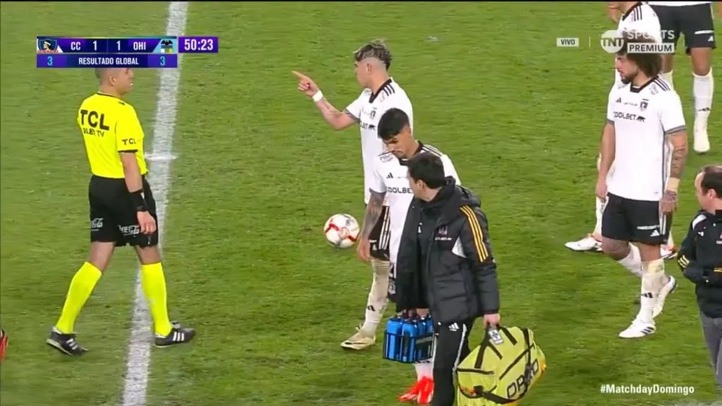 El dedo inquisidor de Carlos Palacios.  (Captura TNT Sports).