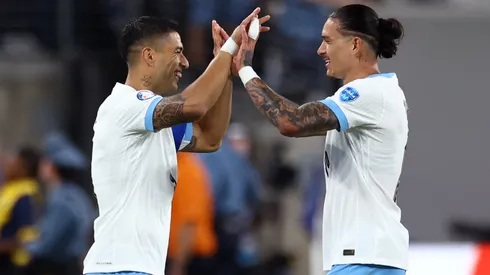 Darwin Núñez se saluda con Luis Suárez en el partido de Uruguay ante Bolivia.
