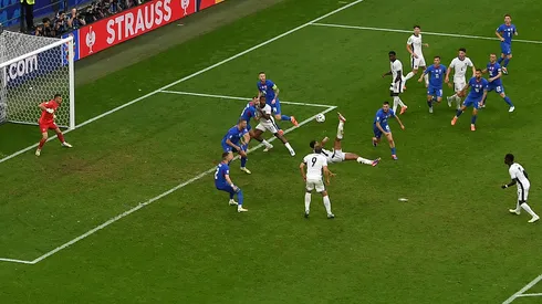 Inglaterra sigue viva con golazo de chilena.